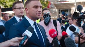 Robert Bąkiewicz to skrajnie prawicowy aktywista, były prezes prezes Stowarzyszenia Marsz Niepodległości oraz prezes Stowarzyszenia Roty Niepodległości, założyciel i szef organizacji Straż Narodowa