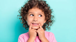 Kiedy można zacząć leczenie ortodontyczne nakładkami Invisalign®? Najlepszy wiek na prostowanie zębów