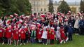 Uczestnicy historycznego pikniku otrzymali biało-czerwone flagi