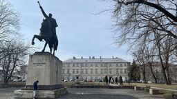 Pałac Zamoyskich to okazały budynek. Mógłby wyglądać pięknie, ale od lat, niestety, niszczeje