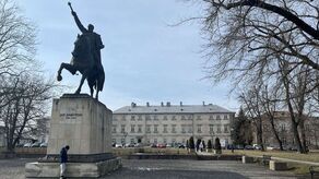 Pałac Zamoyskich to okazały budynek. Mógłby wyglądać pięknie, ale od lat, niestety, niszczeje