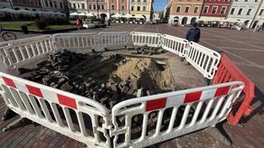 Zagłębienie jest spore, ale bruk nie zapadł się w tym miejscu, tylko został celowo rozebrany, gdy zauważono, że pod nim jest woda
