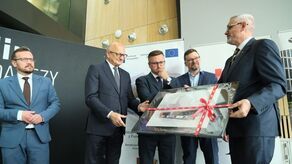 Prezydent Krzysztof Żuk, wiceprezydent Tomasz Fulara, Bogdan Kołciuk z MPK i Krzysztof Musiał z firmy Solaris