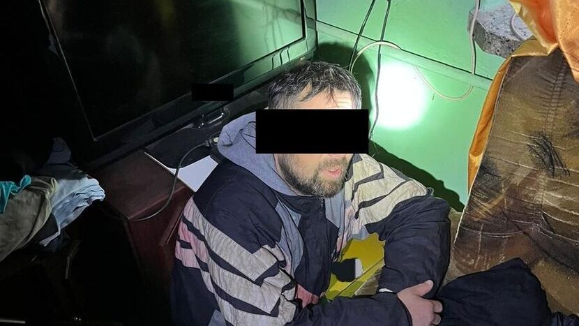Zaginiony ukrył się przed policją za fotelem