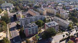 Osiedle Szaniawskiego w Lubartowie ogrzewanie ma, ale jeszcze nie na pełną moc. Problemem jest stara linia przesyłowa, niewystarczająca dla nowym pomp ciepła i fotowoltaiki