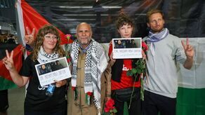 Polscy uczestnicy flotylli humanitarnej do Strefy Gazy na lotnisku Chopina w Warszawie (od lewej): Nina Ptak, Omar Faris, Ewa Jasiewicz i poseł KO, Franciszek Sterczewski