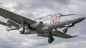 TS-11 "Iskra" to polski samolot szkoleniowy, który przez lata służył dęblińskim pilotom. Jeden z wycofanych ze służby egzemplarzy otrzymało Miasto Dęblin