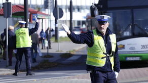 Kierowcy muszą uważać na polecenia policjantów kierujących ruchem pod cmentarzami