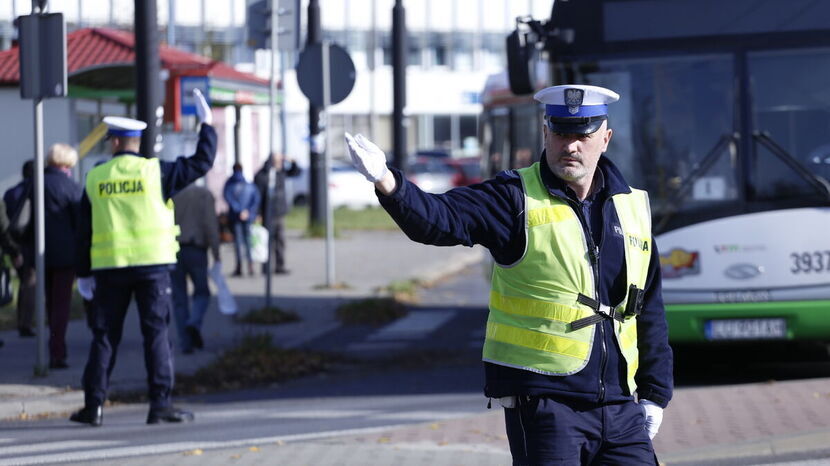 Kierowcy muszą uważać na polecenia policjantów kierujących ruchem pod cmentarzami