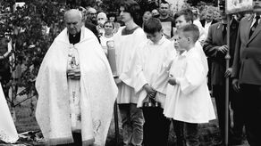 Ksiądz kanonik Emil Wojtaś był proboszczem parafii Matki Bożej Królowej Polski w Zwierzyńcu od 1993 do 2011 roku. Pozostał tutaj również po przejściu na emeryturę