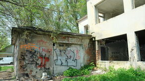 W okresie jesienno-zimowym patrole policji i straży miejskiej sprawdzają pustostany, czy nie znajdują się w nich osoby bezdomne potrzebujące pomocy.