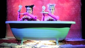 Kadr że spektaklu „jak płakać w miejscach publicznych” w wykonaniu Teatru im. Juliusza Osterwy z Lublina