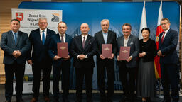 W konferencji dotyczącej podpisania umów na realizację inwestycji uczestniczyli: Piotr Breś – wicemarszałek Województwa Lubelskiego, radni sejmiku województwa – Anna Kusiak i Ryszard Szczygieł, starosta powiatu łukowskiego Dariusz Szustek, dyrektor Zarządu Dróg Wojewódzkich w Lublinie – Paweł Szumera, zastępca dyrektora ds. administracyjnych ZDW – Krzysztof Kozieł oraz przedstawiciele wykonawców.