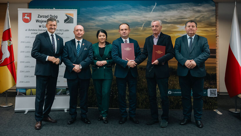 We wtorkowym podpisaniu umowy poza wicemarszałkiem uczestniczyli też radni wojewódzcy PiS, Paweł Szumera, dyrektor ZDW, jego zastępca Krzysztof Kozieł oraz Marian Nadgórny, prezes PRDM