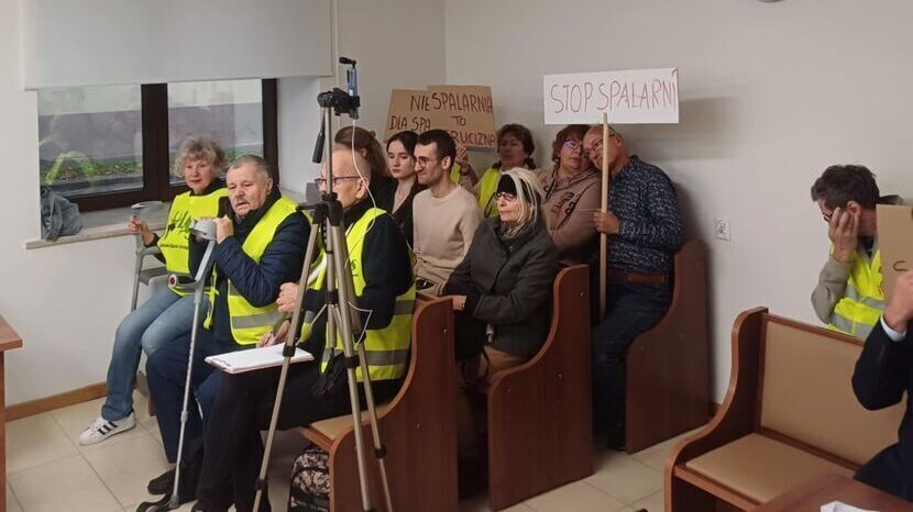 Mieszkańcy Lublina trzymający transparenty z napisami „Spalarnia to trucizna” czy „Nie dla spalarni”