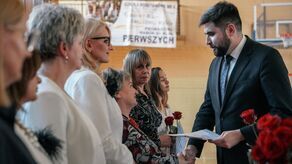Podczas obchodów prezydent Banaszek przyznał nagrody finansowe: 3700 zł dla nauczycieli oraz od 2000 do 5000 zł dla dyrektorów