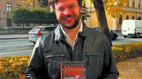 Jan Mazurek, autor książki z uzasadnionym zadowoleniem prezentuje swe piłkarskie dzieło