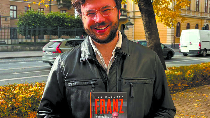 Jan Mazurek, autor książki z uzasadnionym zadowoleniem prezentuje swe piłkarskie dzieło<br />
<br />