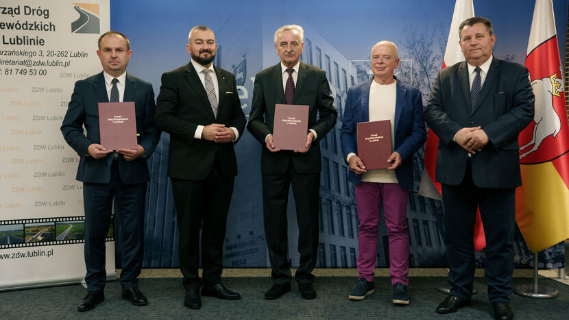 W konferencji dotyczącej podpisania umów uczestniczyli: Jarosław Kwasek – członek Zarządu Województwa Lubelskiego,<br />
Paweł Szumera – dyrektor Zarządu Dróg Wojewódzkich w Lublinie, Krzysztof Kozieł – zastępca dyrektora ds. administracyjnych ZDW, oraz przedstawiciele wykonawców: Andrzej Rząsowski, prezes FEDRO, i Marian Nadgórny, prezes Przedsiębiorstwa Robót Drogowo–Mostowych