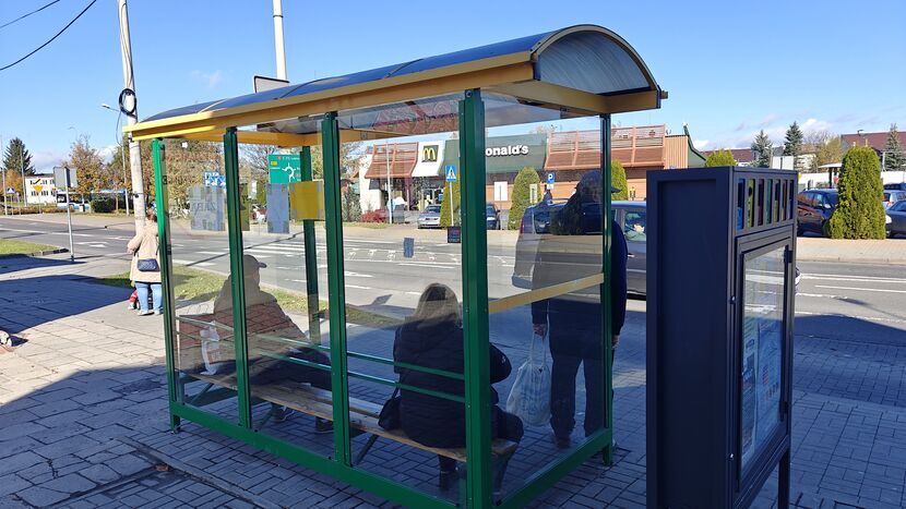 Wszystko wskazuje na to, że mieszkańcom Chełma przyjdzie poczekać na autobus pod starymi wiatami, jeszcze przynajmniej przez kilka miesięcy