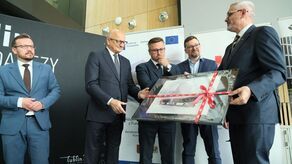 Prezydent Krzysztof Żuk, wiceprezydent Tomasz Fulara, Bogdan Kołciuk z MPK i Krzysztof Musiał z firmy Solaris