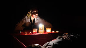 W Halloween najchętniej bawi się młodzież. Na zdjęciu jedna z uczennic lubartowskiego liceum w trakcie inscenizacji z okazji ślubowania pierwszych klas