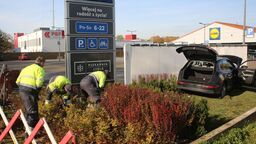 Samochód uszkodził zawór gazu ziemnego koło Lidla przy ul. Lubelskiej w Puławach