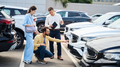 para oglądająca samochody poleasingowe
https://elements.envato.com/car-dealership-manager-advises-spouses-when-choosi-HMXELUY