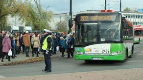 Wszystkich świętych na lubelskich ulicach. Policjanci kierujący ruchem i specjalne linie autobusowe