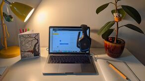 Jak stworzyć idealne domowe biuro i kącik do nauki? Praktyczny poradnik dla uczniów, studentów i pracowników zdalnych