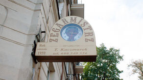 Zegarmistrz z szyldem kultowego „Murzynka”.