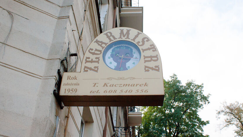 Zegarmistrz z szyldem kultowego „Murzynka”.