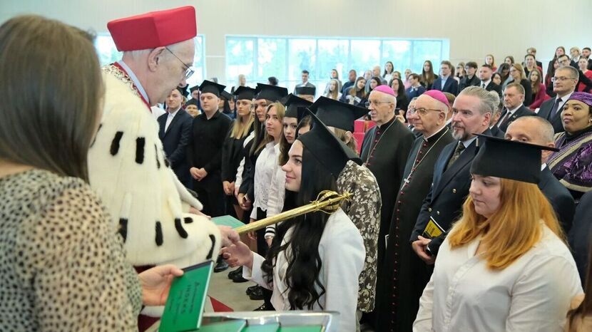 Prof. dr hab. inż. Marek Opielak promuje studentów pierwszego roku w WSEI
