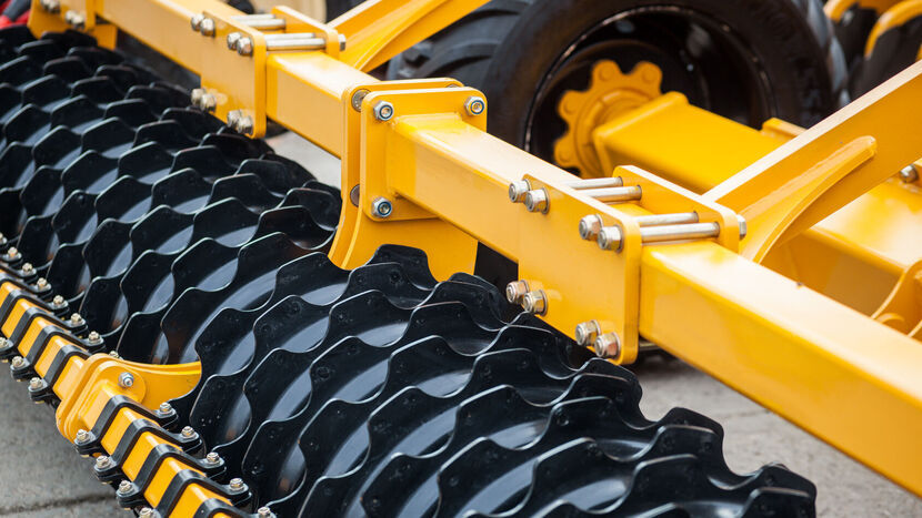 Oryginalne części rolnicze czy zamienniki – co się opłaca?