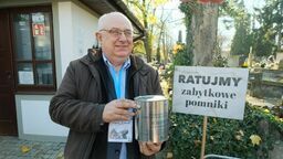 Na cmentarzu przy Lipowej z puszką niezawodnie pojawi się lubelski radny Zbigniew Jurkowski