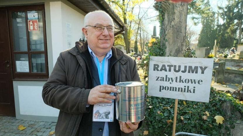 Na cmentarzu przy Lipowej z puszką niezawodnie pojawi się lubelski radny Zbigniew Jurkowski