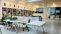 Mediateka mieszcząca się w Zamojskiej Akademii Kultury to jedna z filii Książnicy Zamojskiej im. Stanisława Kostki Zamoyskiego