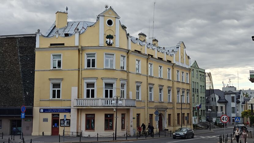 W kwestii opłat zdania są podzielone. Część kierowców uważa, że to jedyny sposób, by zwiększyć rotację miejsc, inni obawiają się, że parkowanie przeniesie się na osiedla i ulice boczne