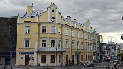 W kwestii opłat zdania są podzielone. Część kierowców uważa, że to jedyny sposób, by zwiększyć rotację miejsc, inni obawiają się, że parkowanie przeniesie się na osiedla i ulice boczne