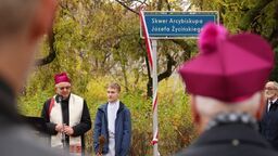 Skwer im. arcybiskupa Józefa Życińskiego po remoncie. „Brakuje jego głosu w przestrzeni publicznej”