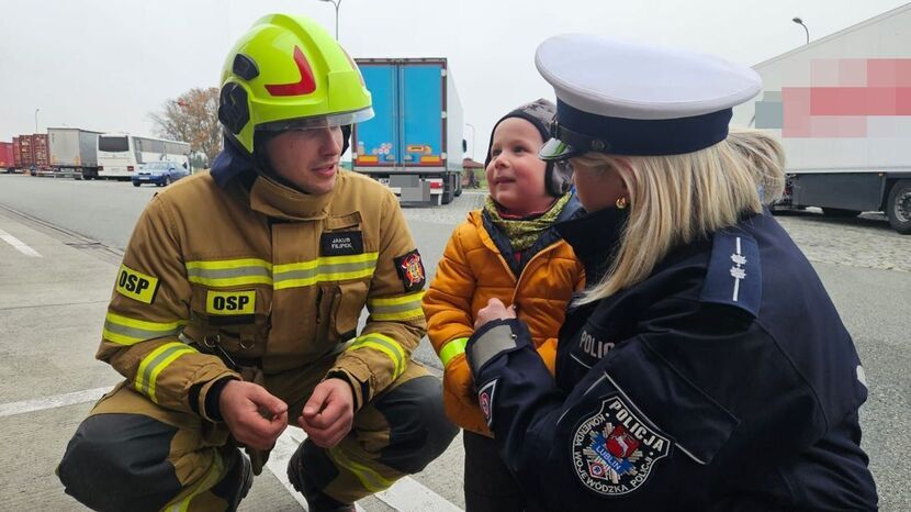 Na MOP Niwa Babicka policjanci z Lublina i Ryk, wspólnie z druhami z OSP Leopoldów, OSP Nowodwór, ŻW Dęblin, zespołem ratownictwa medycznego, GDDKiA oraz partnerującymi firmami, przygotowali stoiska informacyjno-promocyjne. 
