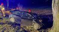Opel zatrzymał się na drzewie