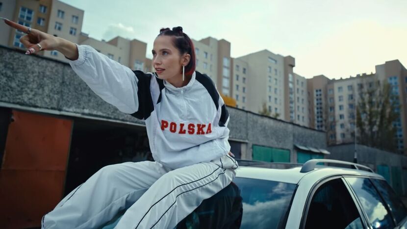 Jeden z kadrów oficjalnego teledysku utworu "Kocham Polskę"  wybranego na playlistę wtorkowego koncertu z Placu Zamkowego w Lublinie z okazji Święta Niepodległości 