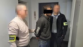 Jeden z włamywaczy w rękach policjantów