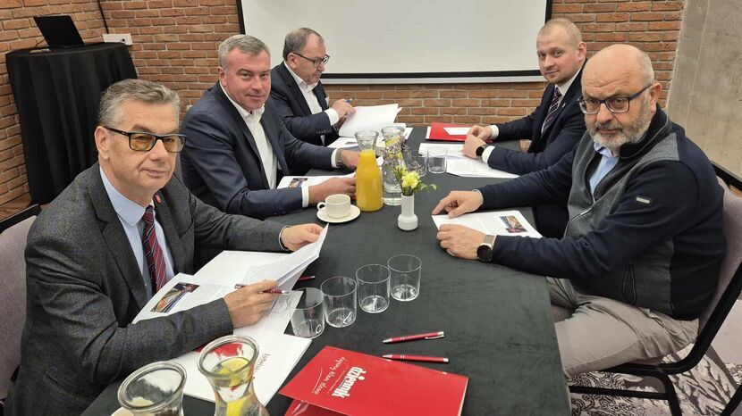 Kapituła Rolnika Roku podczas obrad. Od lewej: Waldemar Banach (dyrektor Departamentu Rolnictwa i Rozwoju Obszarów Wiejskich Urzędu Marszałkowskiego Województwa Lubelskiego). Andrzej Romańczuk (dyrektor lubelskiego oddziału Agencji Restrukturyzacji i Modernizacji Rolnictwa), Stanisław Żmijan (dyrektor lubelskiego ośrodka terenowego Krajowego Ośrodka Wsparcia Rolnictwa), Paweł Turczyn (dyrektor Wydziału Środowiska i Rolnictwa Lubelskiego Urzędu Wojewódzkiego) i Paweł Puzio (redaktor naczelny Dziennika Wschodniego)