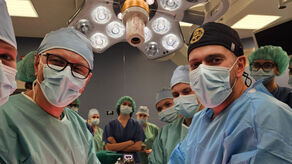 Chirurdzy z USK1 usunęli 16-kilogramowy guz. Pacjent od roku zgłaszał dolegliwości 