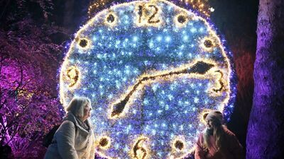 Alicja i biały królik biegają po Ogrodzie Botanicznym