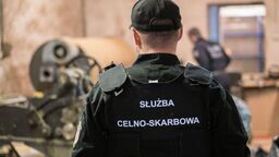 Funkcjonariusze Służby Celno-Skarbowej realizują zadania z zakresu kontroli przestrzegania przepisów prawa celnego oraz przepisów związanych z wywozem i przywozem towarów. Wykonują również m.in. zadania wynikające z ustawy o grach hazardowych, związanych z udzielaniem koncesji i zezwoleń oraz rejestracją urządzeń