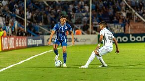 Jakie są oficjalne wymiary boiska do piłki nożnej i co oznaczają poszczególne linie?