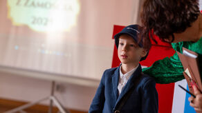 Listonosz dostarczy widoki Zamościa. Obrazki dzieci na znaczkach i pocztówkach